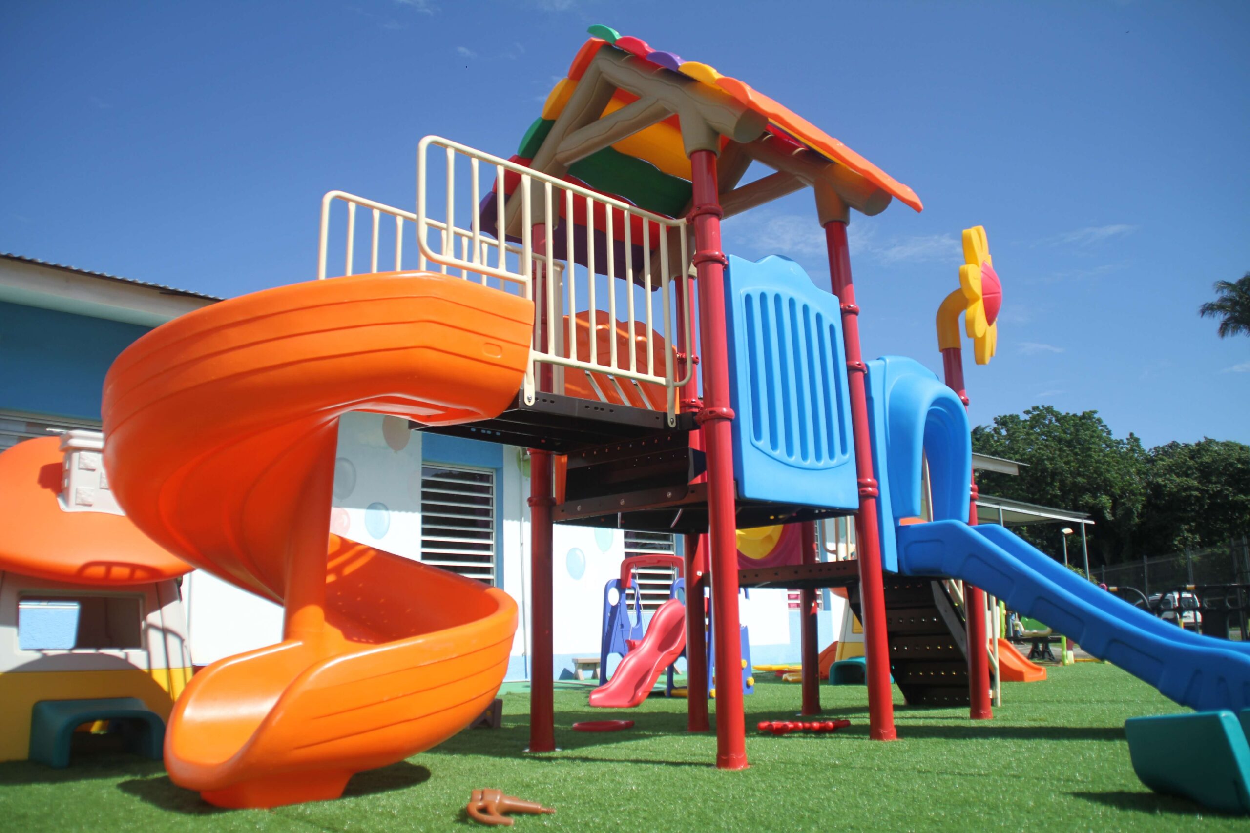 L’espace extérieur aménagé pour les jeux des enfants.